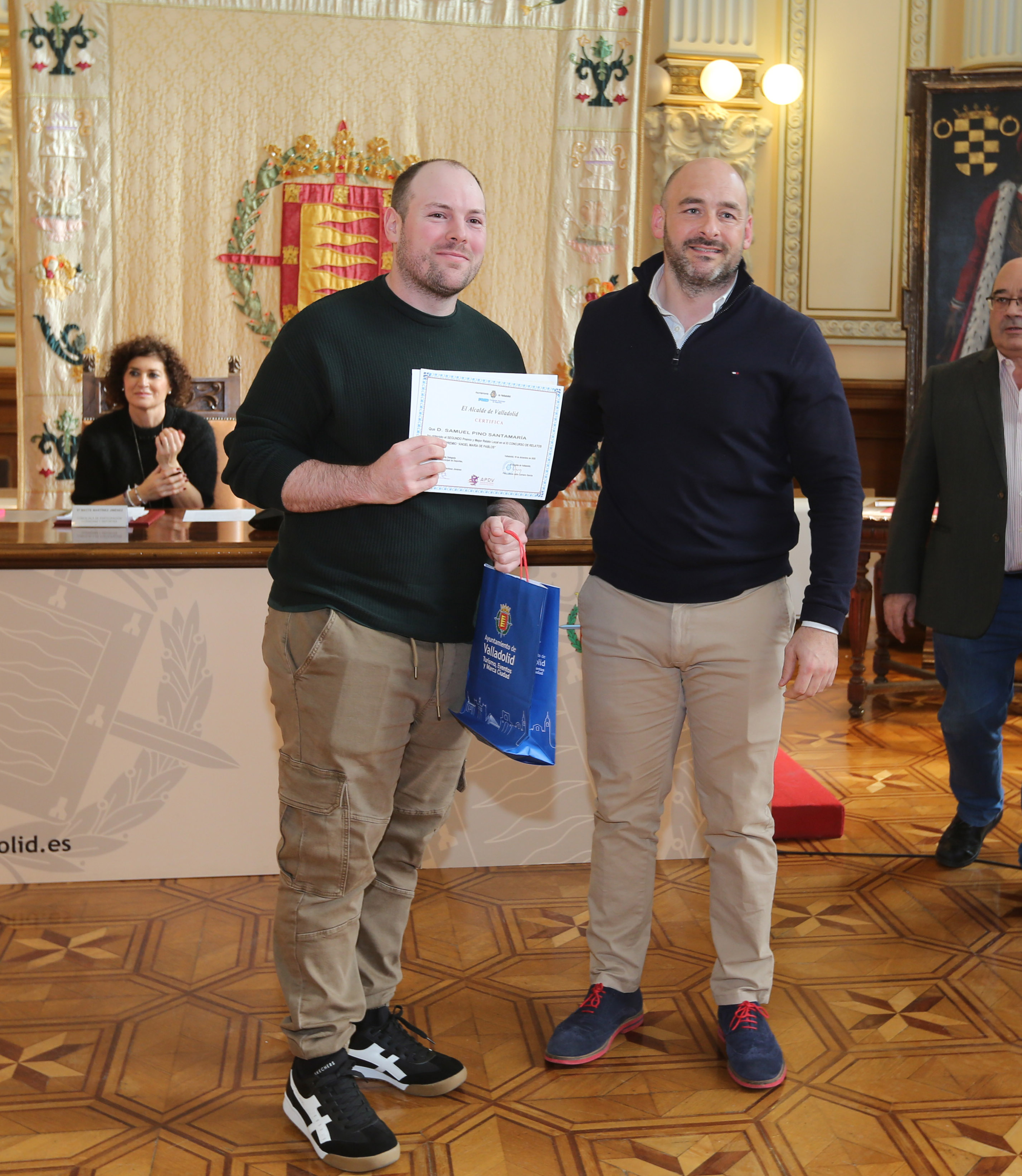2º Premio XI Concurso de Relatos Cortos Deportivos Samuel Pino Santamaría,  entrega el premio Pablo Gutierrez, responsable del BPXpor CDO 