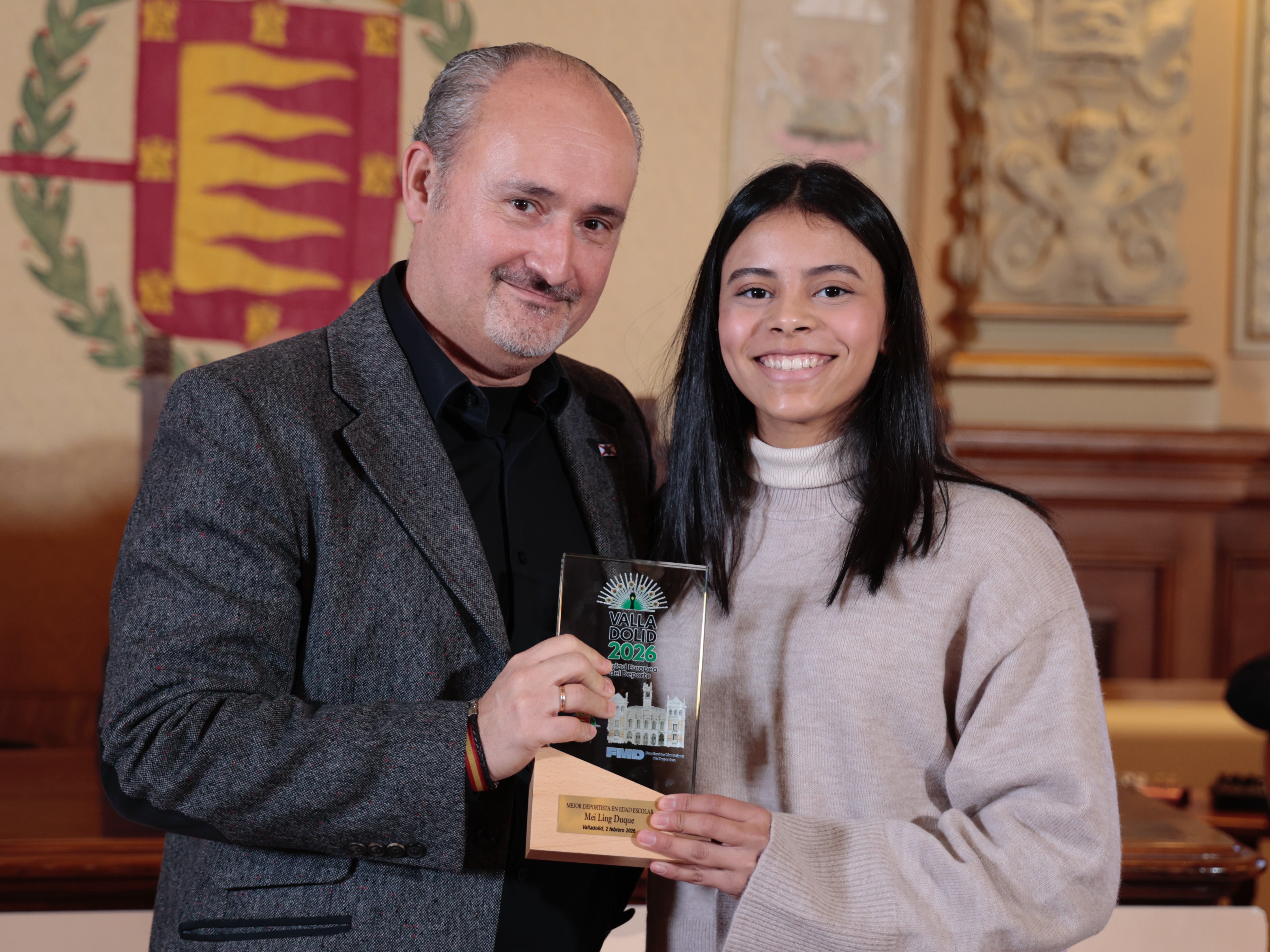 Mejor Deportista en Edad Escolar: Mei Ling Duque campeona de Europa Cadete de Poomsae, Taekwondo. Entrega el premio Alberto Cuadrado, concejal de Salud Pública y Seguridad Ciudadana. Recoge el premio Mei Ling Duque.
