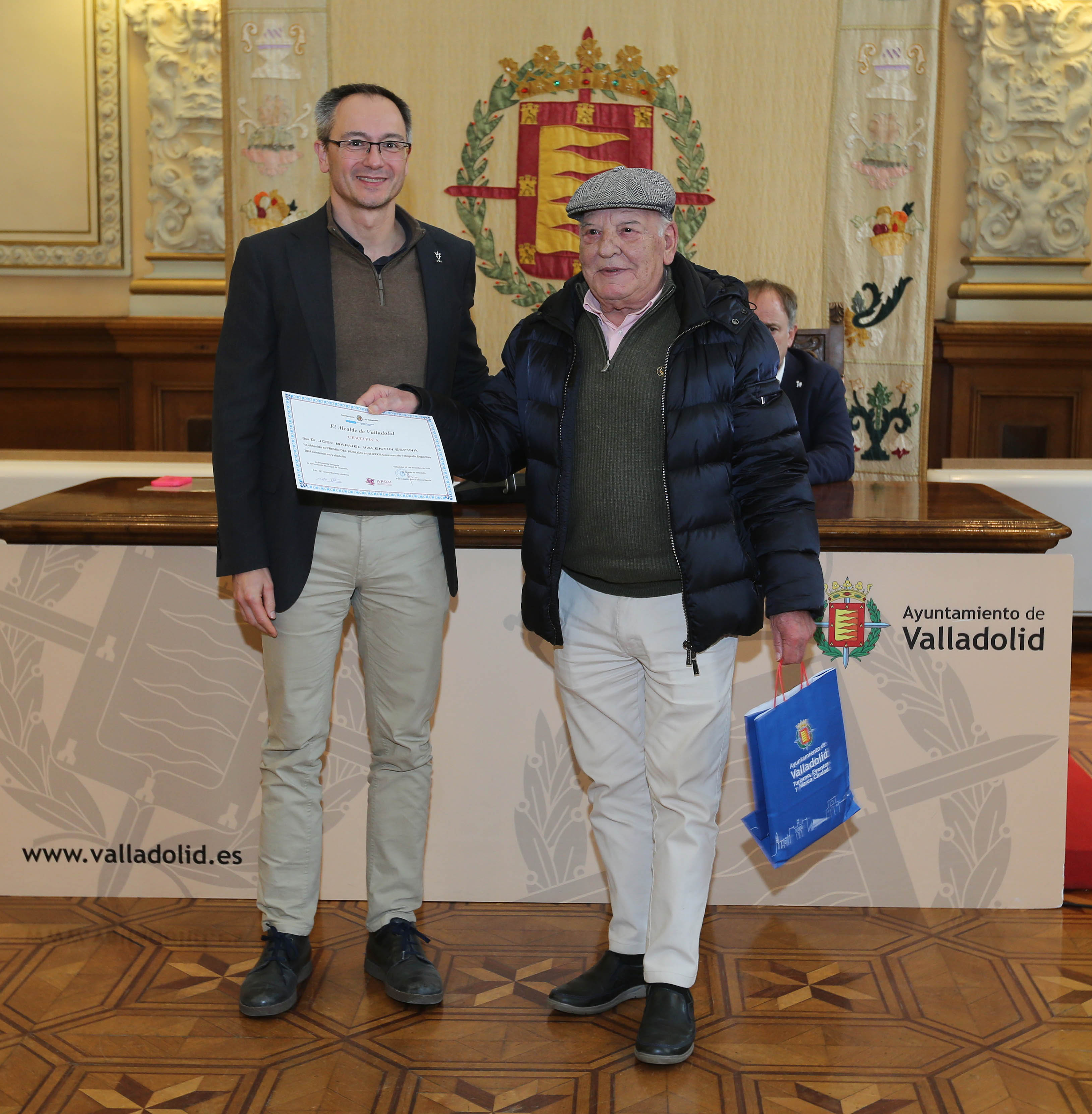 José Manuel Valentín Espina premio del público 2024, entrega el premio Víctor Martín Meléndez, concejal Área de Comercio, Mercados y Consumo.