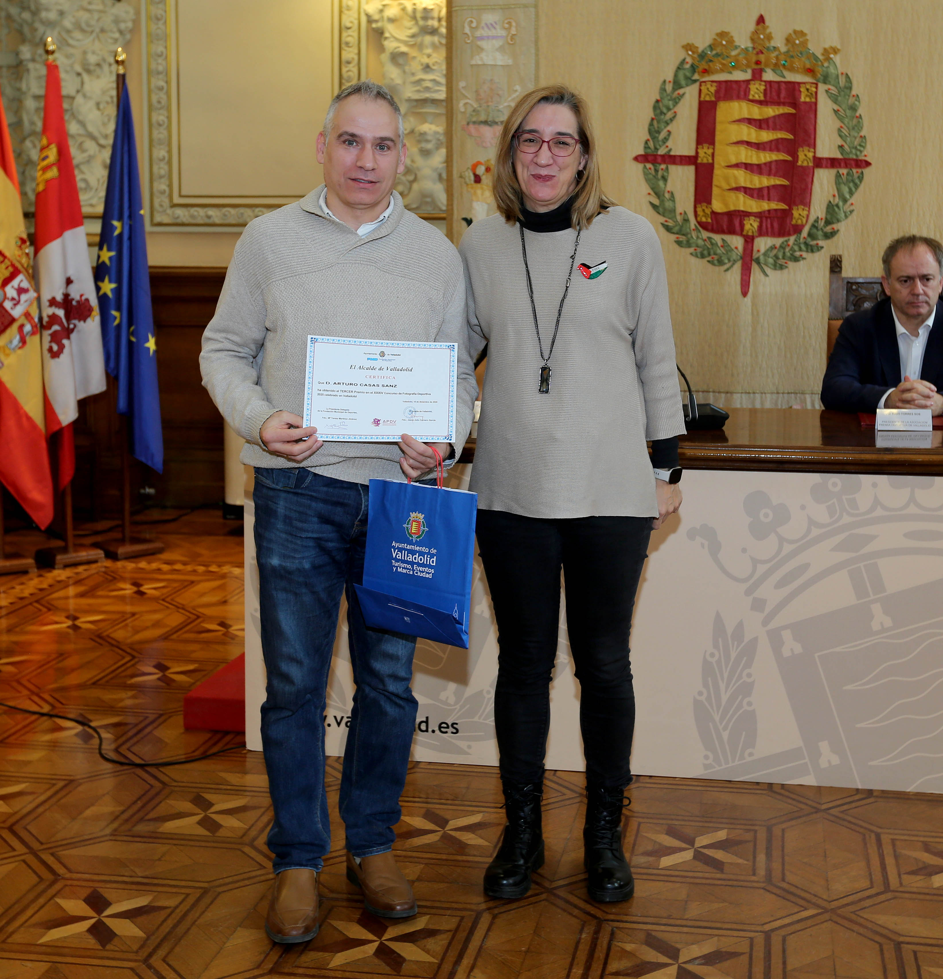 Arturo Casas Sanz, ganador del 3º Premio, entrega el premio Rocío Anguita, concejala y portavoz del Grupo Municipal Valladolid Toma la Palabra (VTLP).