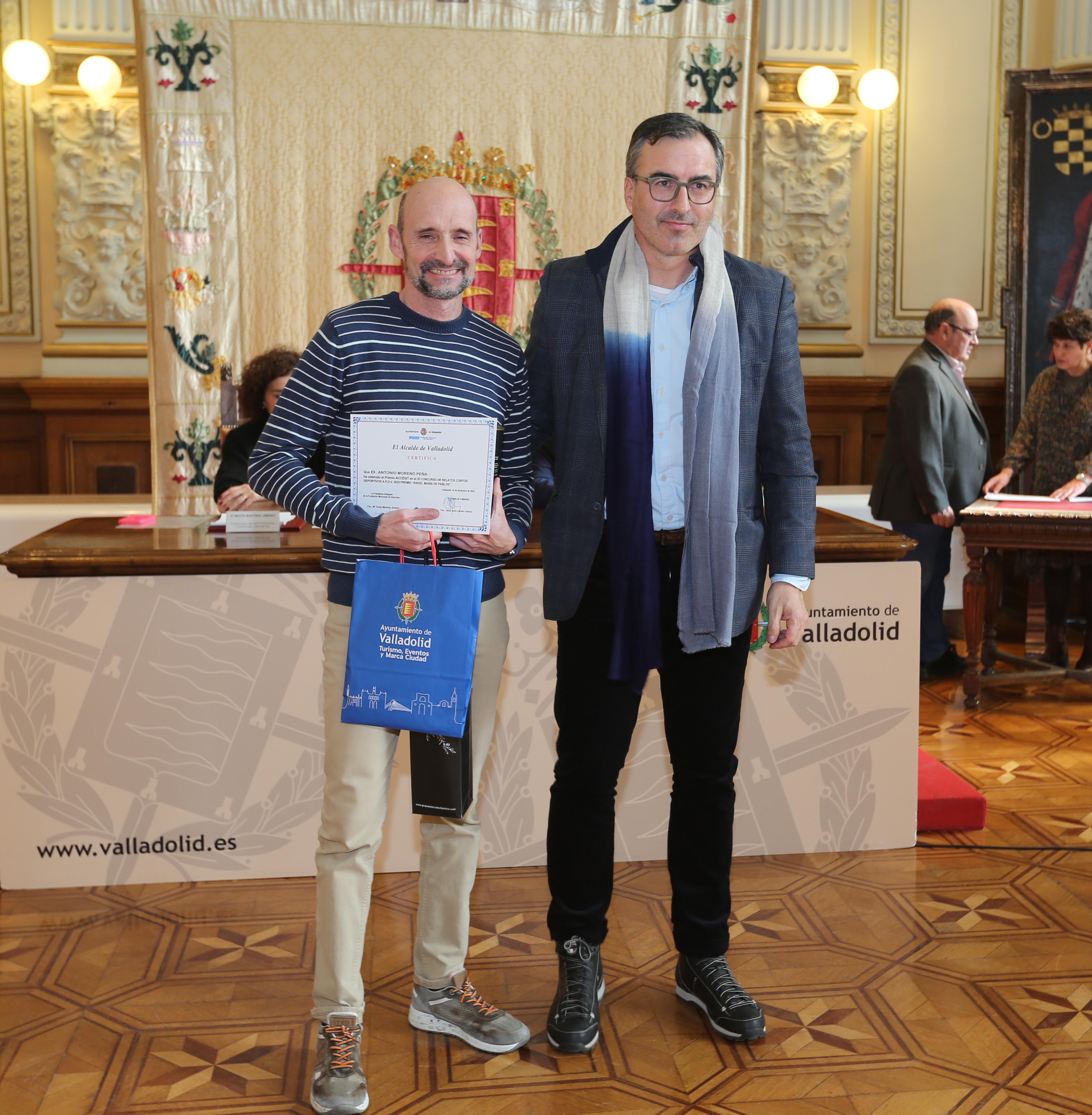 Premio Accesit XI Concurso de Relatos Cortos Deportivos, Antonio Moreno Peña, entrega el premio Emán Vara, de Aceite 12+1..