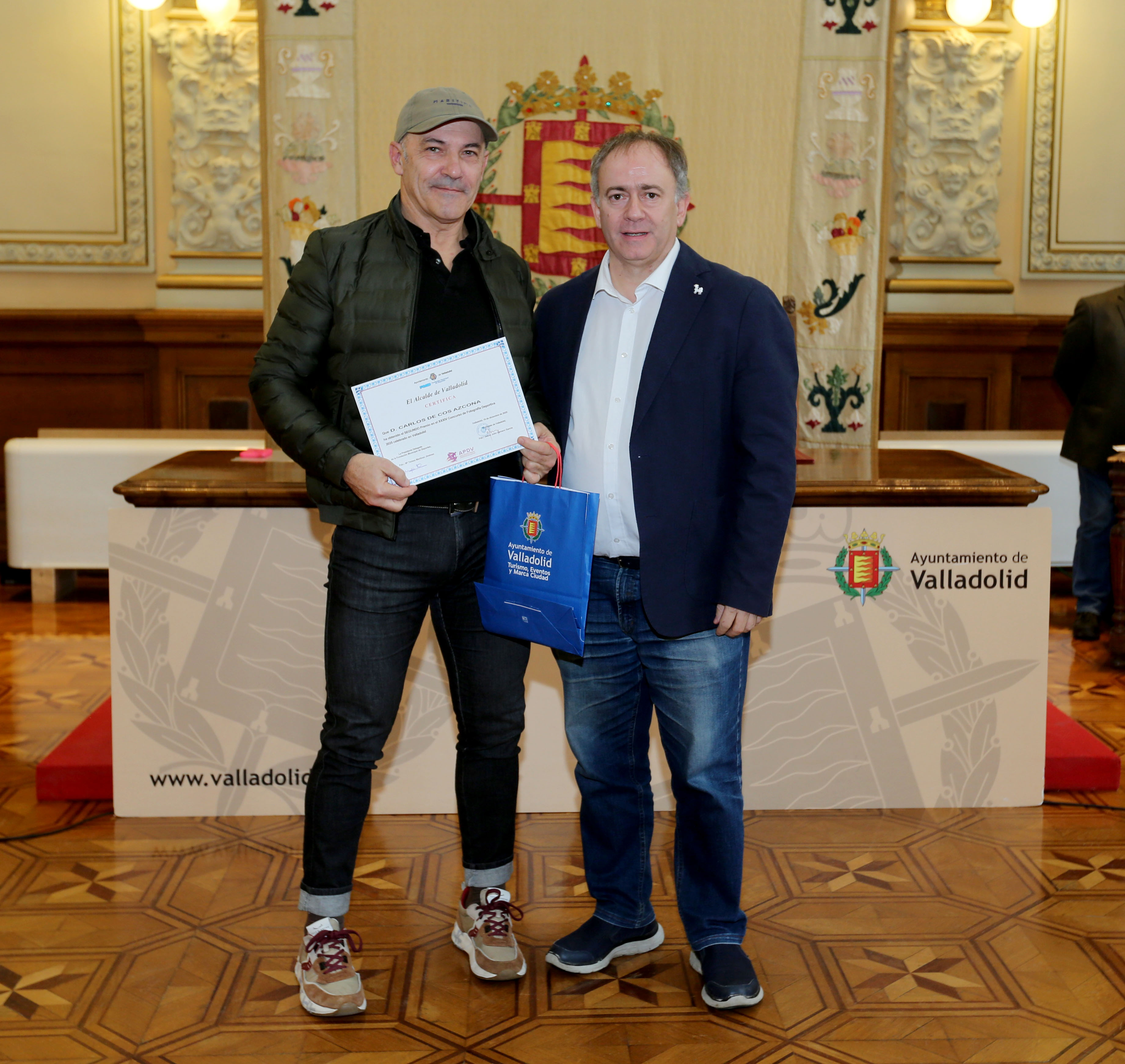 Carlos de Cos Azcona, ganador del 2º Premio, entrega el premio Íñigo Torres Sos, Miembro de la Asociación de Prensa Deportiva de Valladolid..