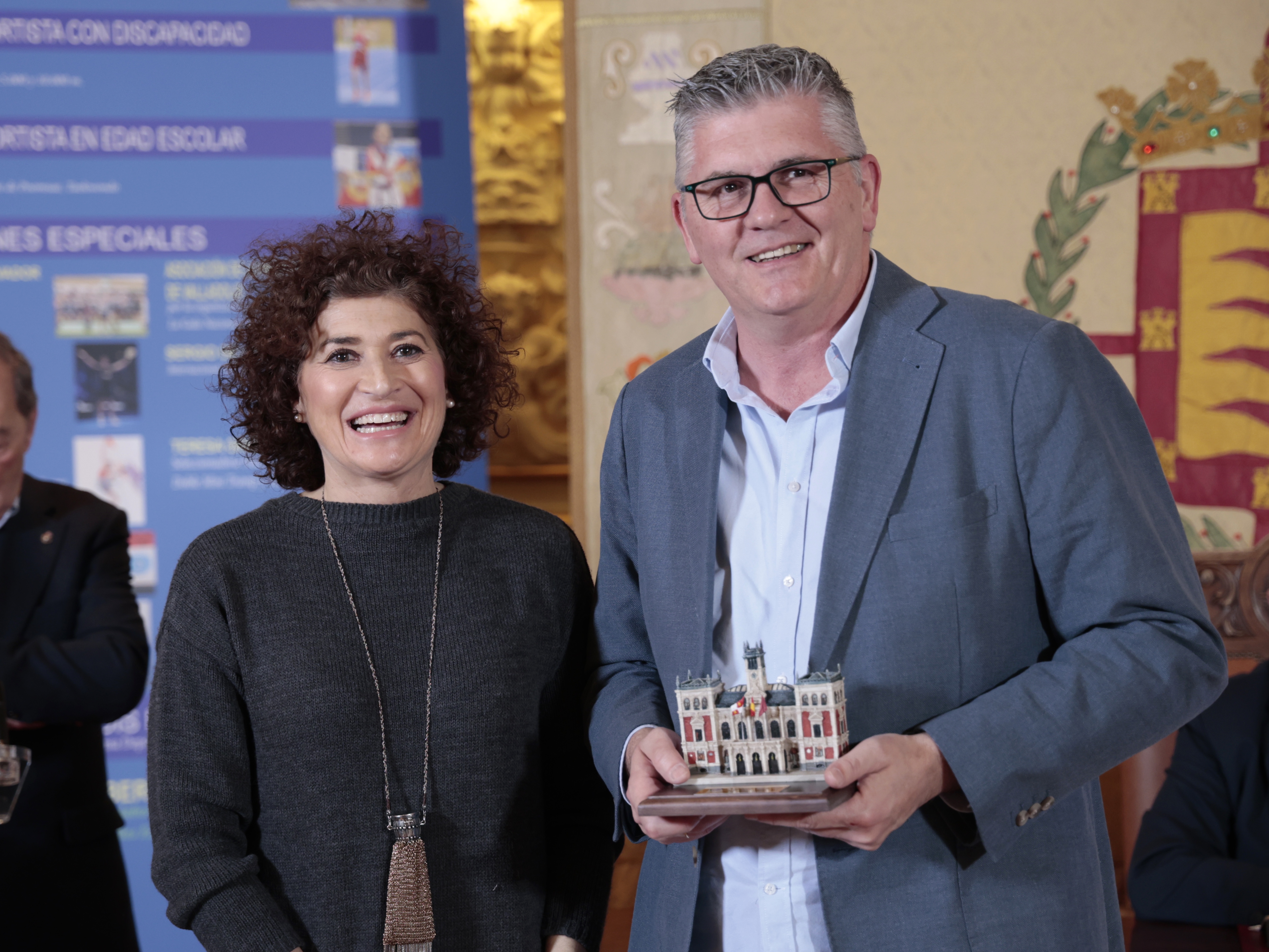 Mención Especial a Sergio de Larrea, Internacional Absoluto de Baloncesto y deportista con un futuro incontestable. Entrega el premio Mayte Martínez, concejala de Participación Ciudadana y Deportes. Recoge el premio Jorge de Larrea, su padre. 