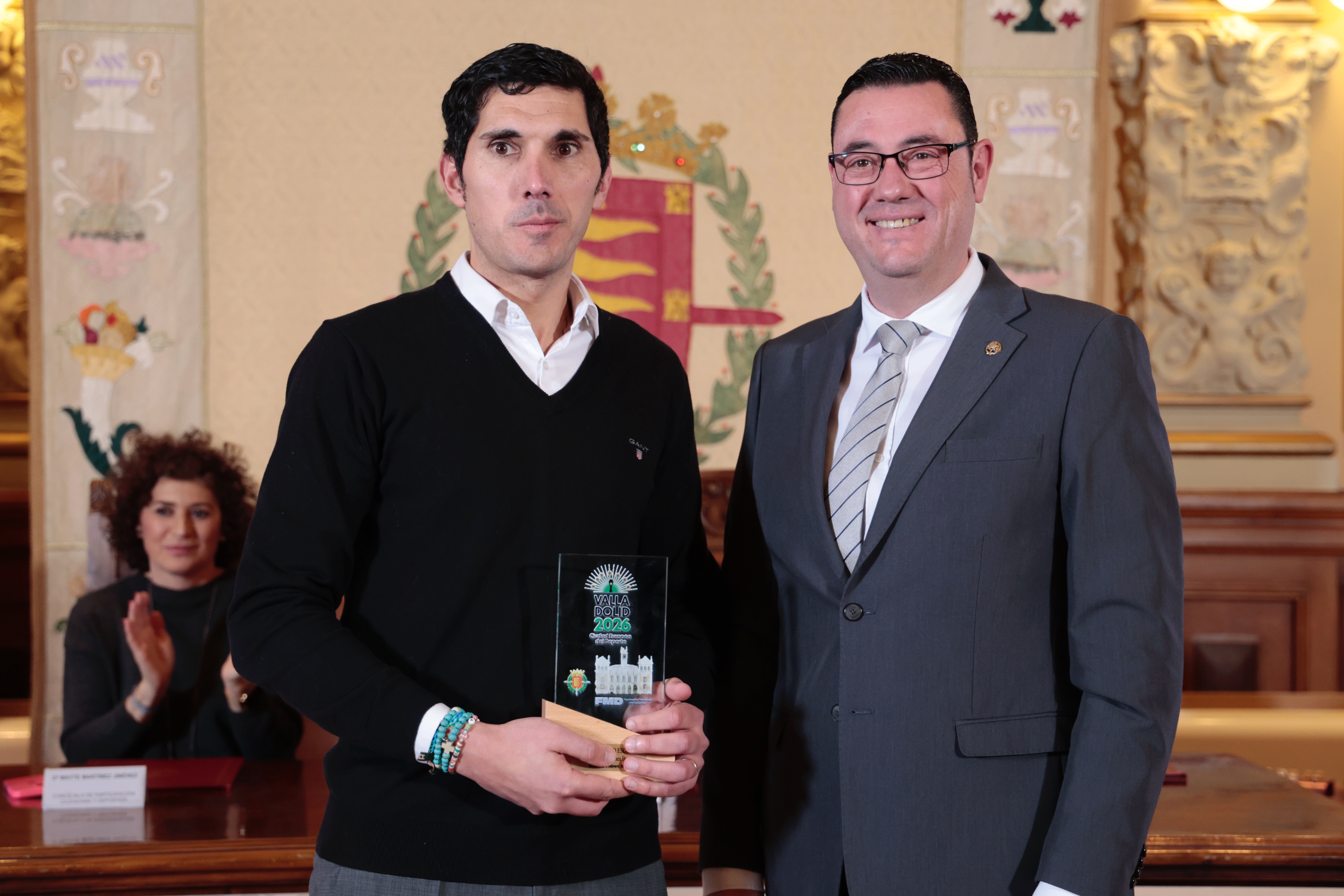 Mejor Centro Escolar. CEIP Pedro Gómez Bosque Por su labor, avance, iniciativas y desarrollo en la participación en los Juegos Escolares,  y en deporte, siendo un Centro preferente. Entrega el premio Javier González Vega, diputado de deportes de la Diputación de Valladolid. Recoge el premio Diego Olivar Aldudo, Director del Centro.
