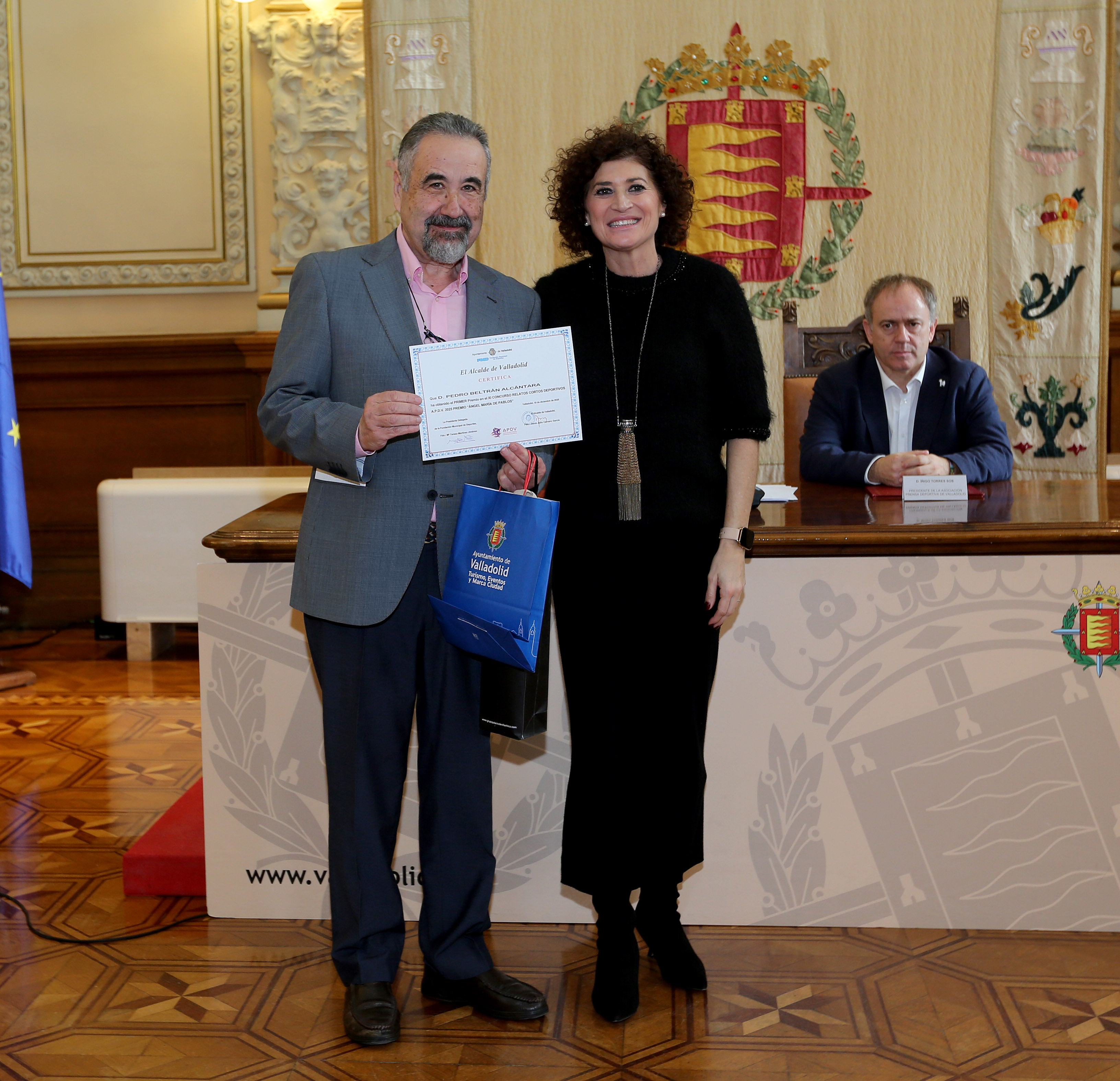 1er Premio XI Concurso de Relatos Cortos Deportivos Pedro Beltrán Alcántara  entregado por Mayte Martínez Jiménez Concejala de Participación Ciudadana y Deportes