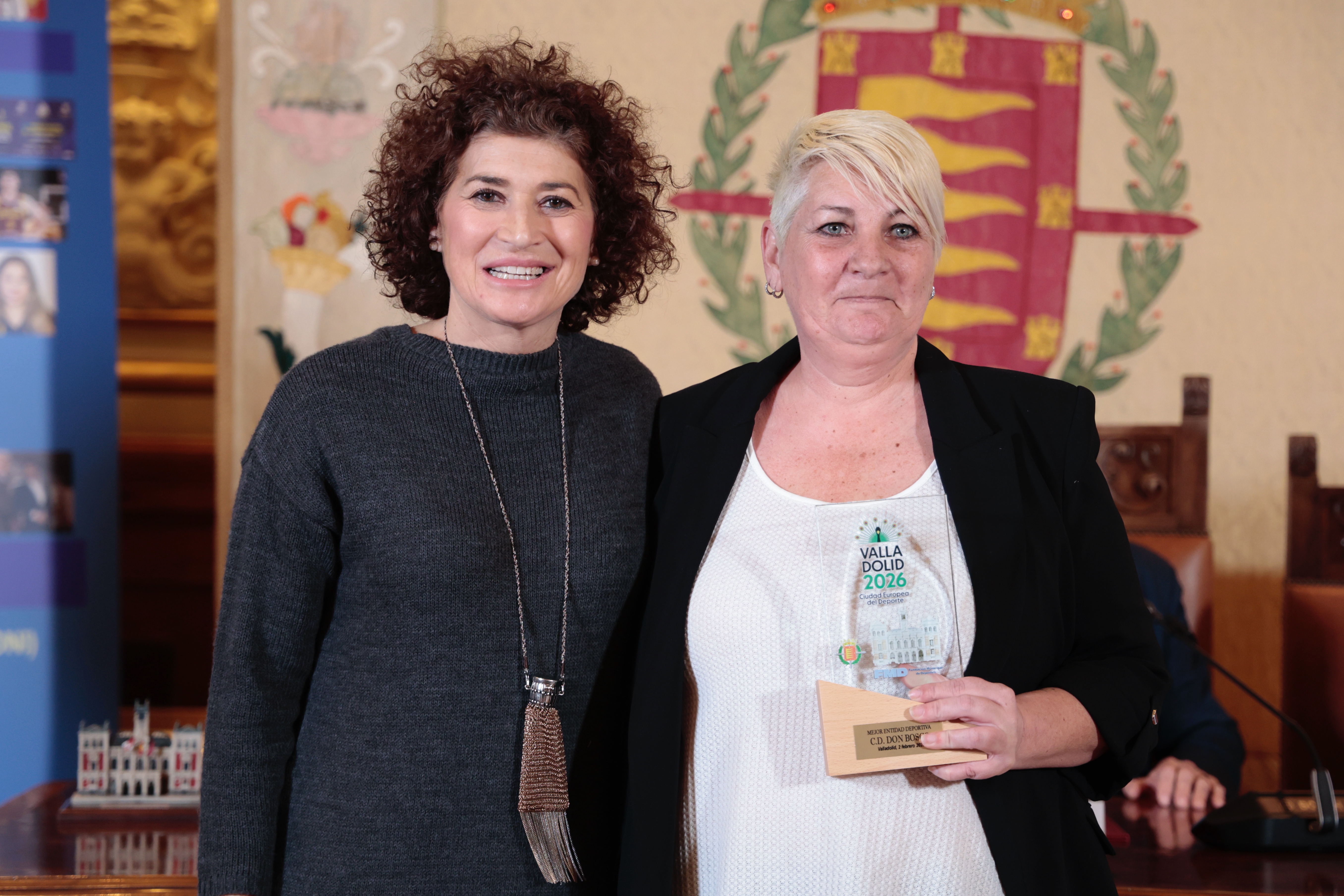 1ª Mejor Entidad Deportiva. C. D. Don Bosco. Entrega el premio Mayte Martínez, concejala de Participación Ciudadana y Deportes. Recoge el premio Nuria Nieto Fernández, en representación del CD Don Bosco.