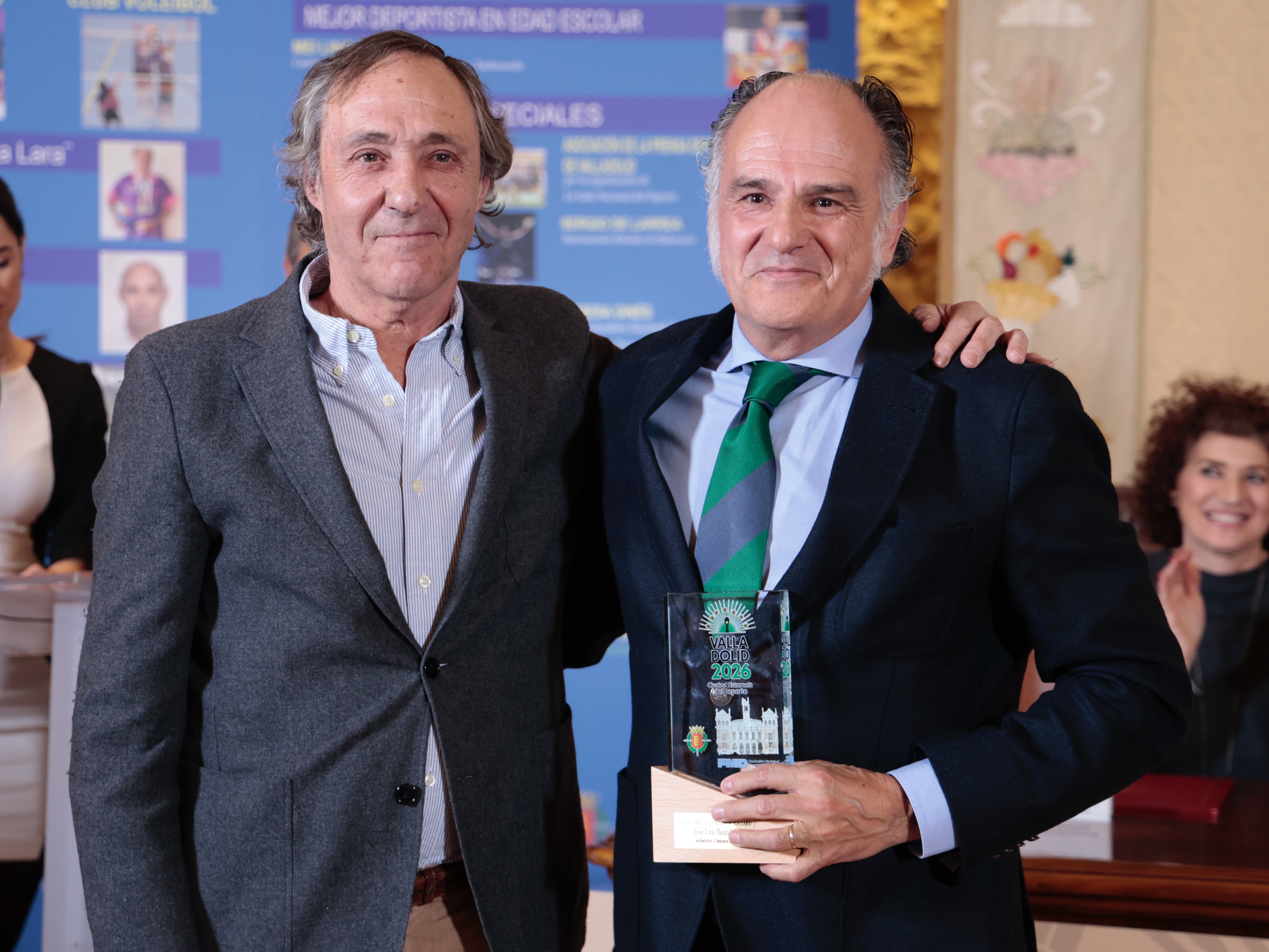 Mejor Directivo - Premio Borja Lara. Jose Luis Betanbol, Vallkirias Pisuerga. Entrega el premio Borja Lara Adánez, Exgerente de la Fundación Municipal de Deportes. Recoge el premio José Luis Betanbol.