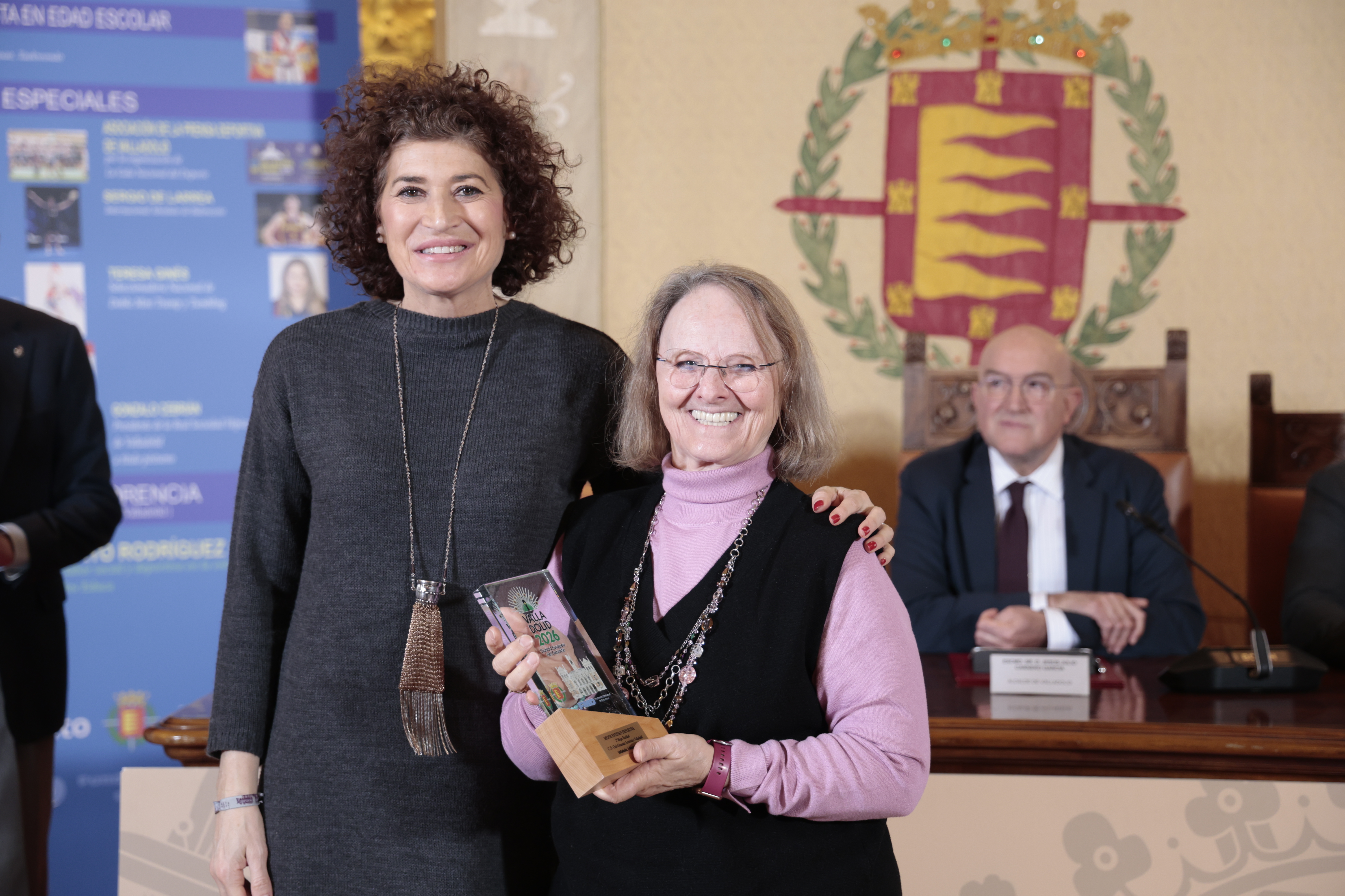 2ª Mejor Entidad Deportiva. C.D Club Gimnasia Acrobática Valladolid. Entrega el premio Mayte Martínez Presidenta Delegada de la Fundación Municipal de Deportes. Recoge el premio Loreto Montero, presidenta del club Gimnasia Acrobática.