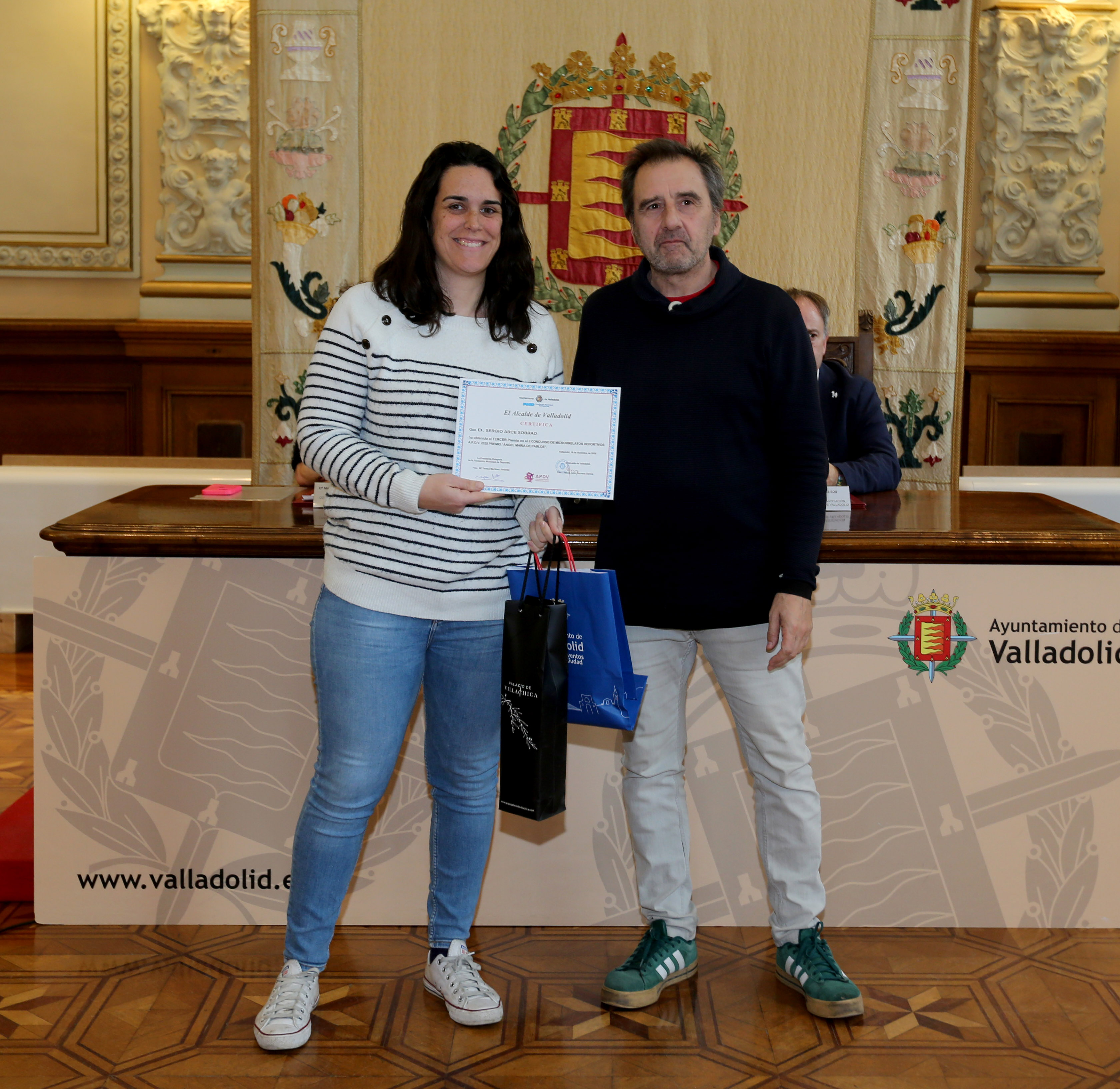 3er Premio del II Concurso de Microrrelatos Deportivos, Sergio Arce Sobrao, recoge el premio en su lugar Alexia Cordovilla, entrega el premio Juan Carlos Cristóbal miembro de la APDV