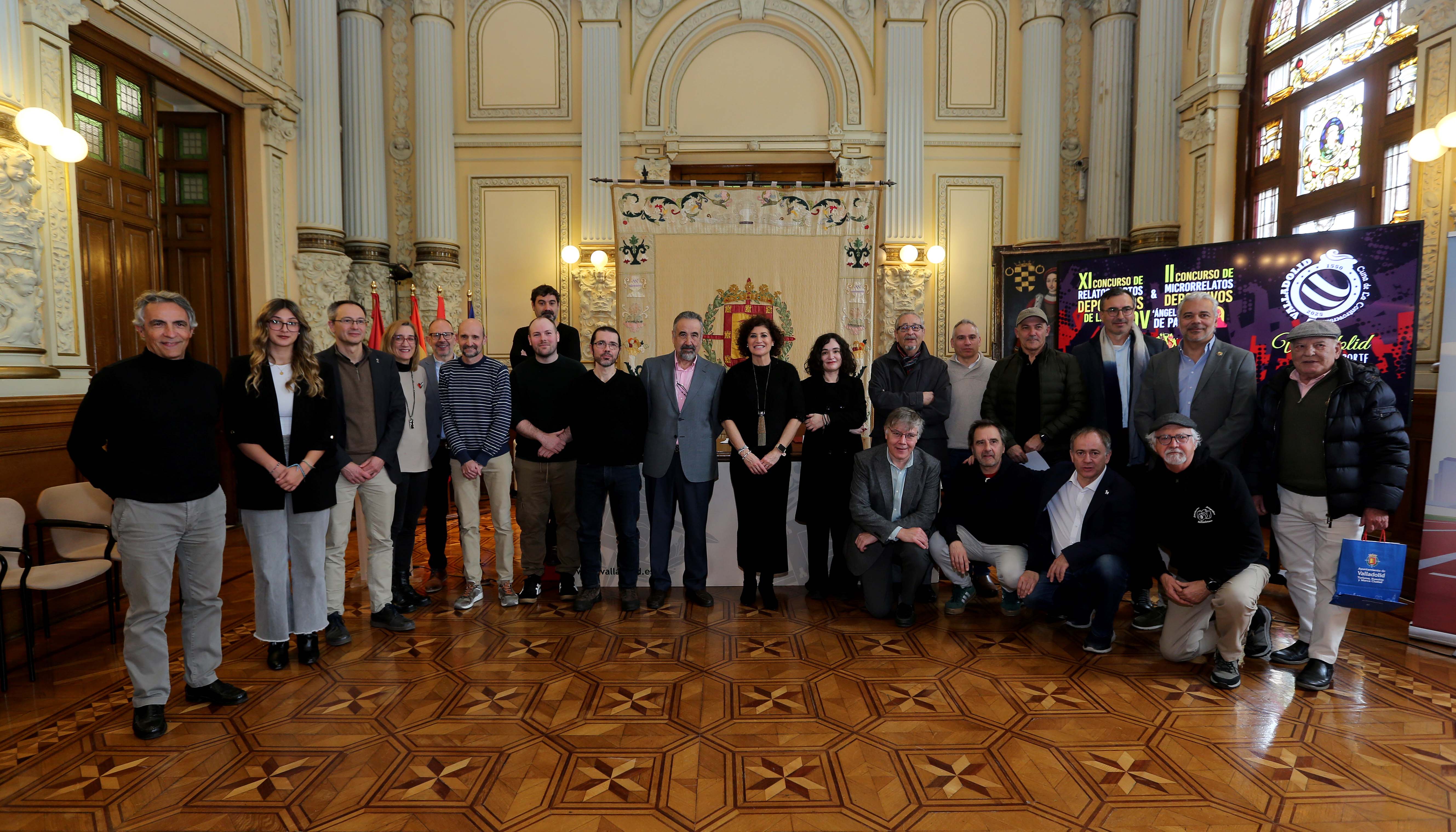 Premiados y autoridades de la entrega de premios del XXXIV Concurso de Fotografía Deportiva, XI Concurso de Relatos Cortos Deportivos APDV y II de Microrrelatos Deportivos. Premio Ángel María de Pablos.