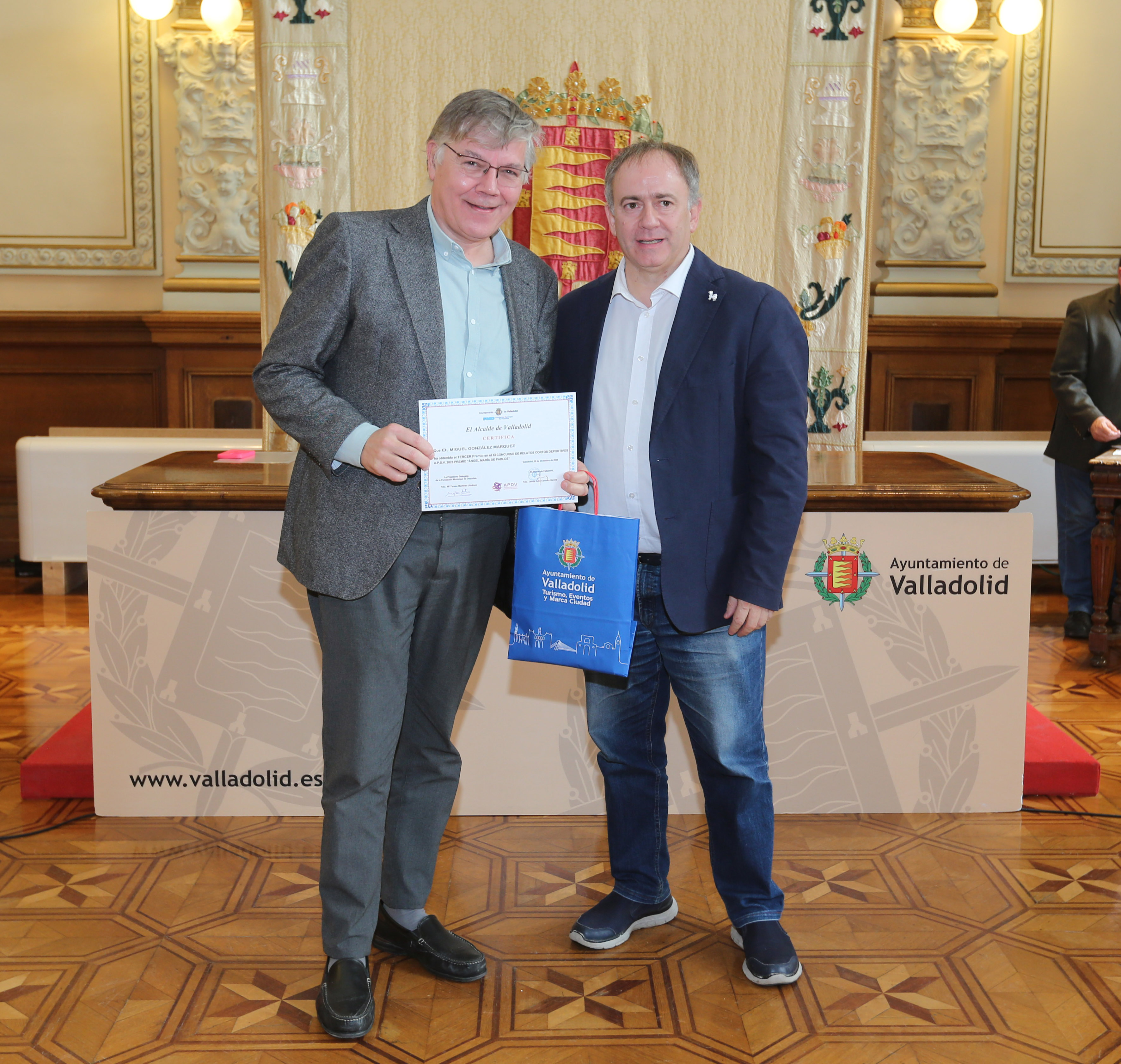 3er Premio XI Concurso de Relatos Cortos Deportivos Miguel González Márquez, recoge el premio en su lugar, Manuel Domingo, entrega el premio Íñigo Torres Sos miembro de la APDV..