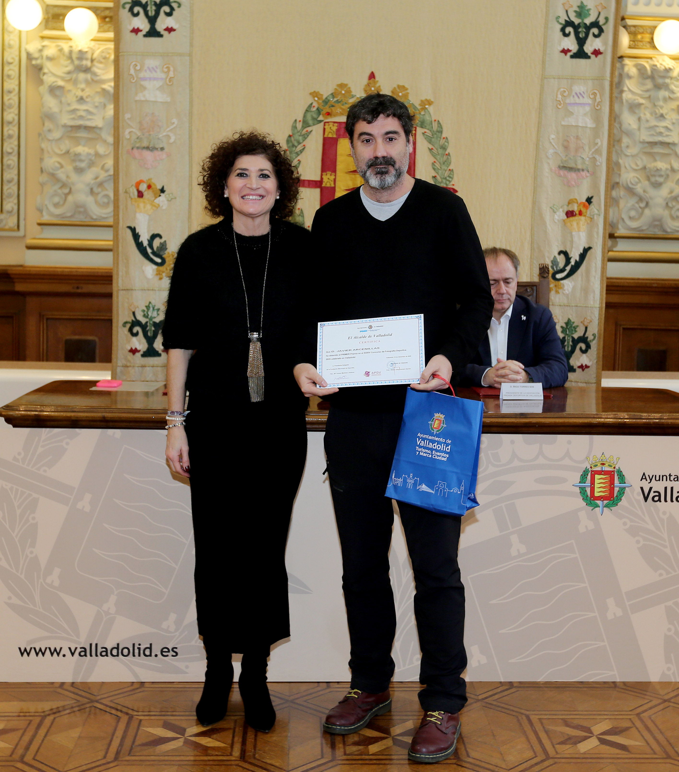 Javier Arcenillas, ganador del 1er Premio, entrega el premio Mayte Martínez Jiménez Concejala de Participación Ciudadana y Deportes.