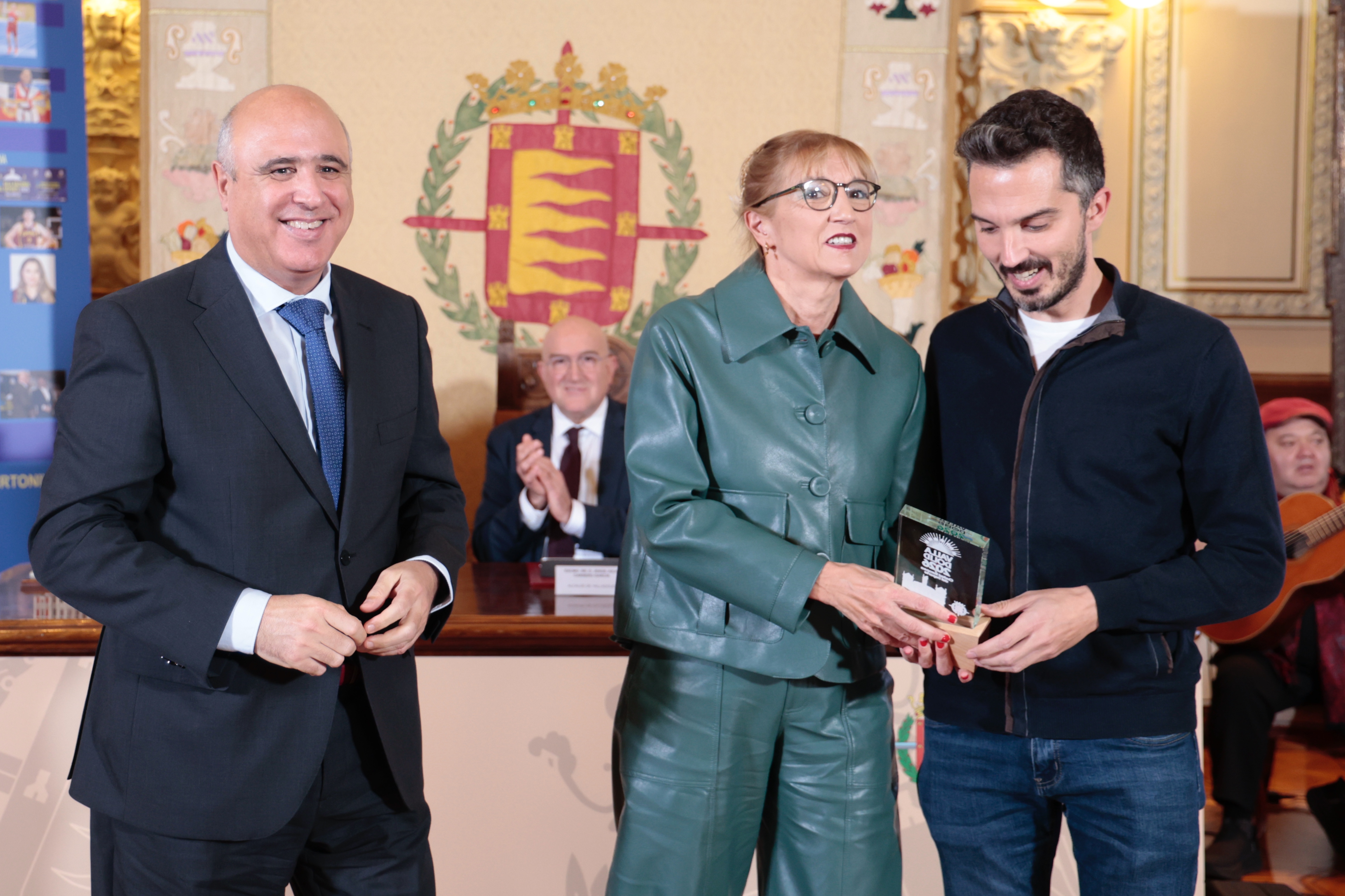 Mejor Delegación Provincial. Delegación Provincial de Pádel de Valladolid. Entrega el premio Jacinto Canales, subdelegado del Gobierno en Valladolid. Recoge el premio Victoria Barcina y Diego García, presidenta de la federación de CyL y delegado Provincial de Pádel).